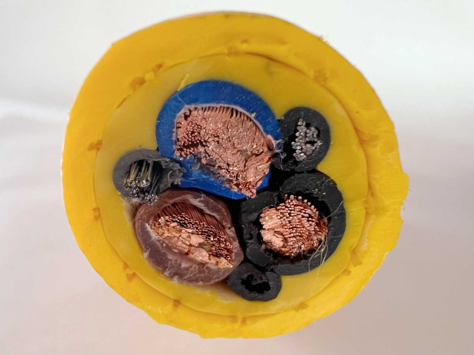 Heavy-duty reeling cable for port cranes.jpg